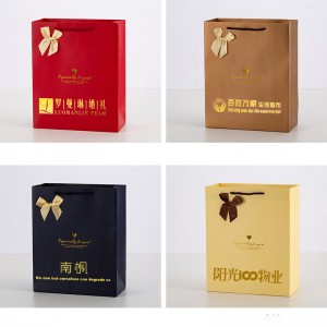 Färgglad presentpapperspåse